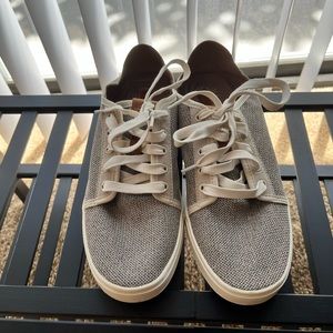 Pehuea Lī, color Tapa, size woman’s 10